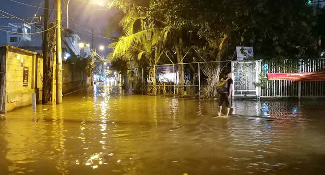 “Khu nhà giàu” Nguyễn Văn Hưởng (quận 2) cũng bị thủy triều tấn công khiến nước ngập như sông