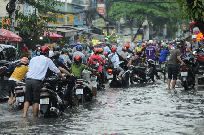 Đến 18 giờ chiều cùng ngày, nước vẫn còn ngập sâu, giao thông qua khu vực ùn tắc nghiêm trọng.