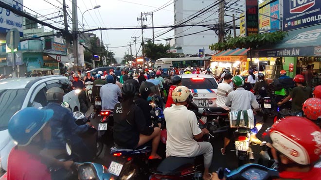 Giao thông “tê liệt” trong nhiều giờ. Nhiều người tìm cách quay đầu phương tiện đi hướng khác khiến tình trạng ùn tắc càng thêm nghiêm trọng.