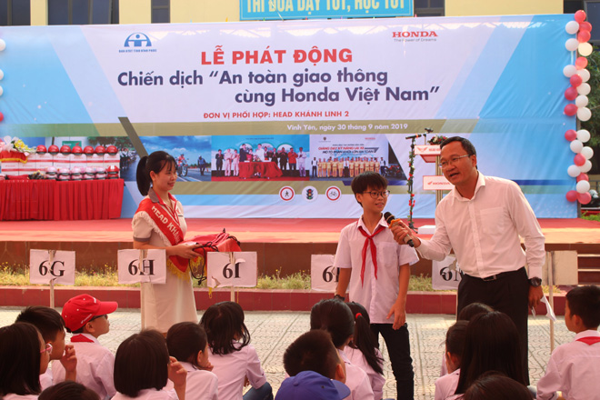 &nbsp;Ông Khuất Việt Hùng - Phó Chủ tịch chuyên trách Ủy ban ATGT Quốc giao phát biểu và&nbsp;giao lưu với các em học sinh
