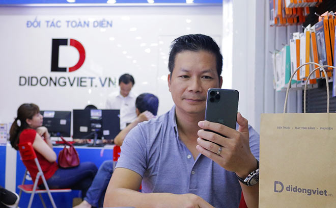 iPhone 11 Pro Max màu midnight green là lựa chọn của Shark Phạm Thanh Hưng.