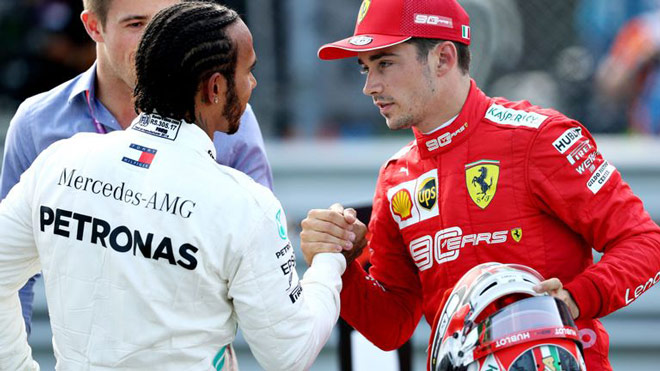 Charles Leclerc (áo đỏ) chỉ quan tâm tới cuộc đua với Hamilton