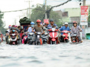 Tin tức trong ngày - Đường ngập như sông, ngày thứ 3 liên tiếp người Sài Gòn rồng rắn “bơi” về nhà