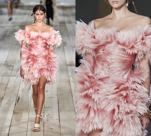 Kaia Gerber trong mẫu váy "đinh" của show McQueen lần này - đẹp như một đóa hoa nở rộ đầy hương sắc