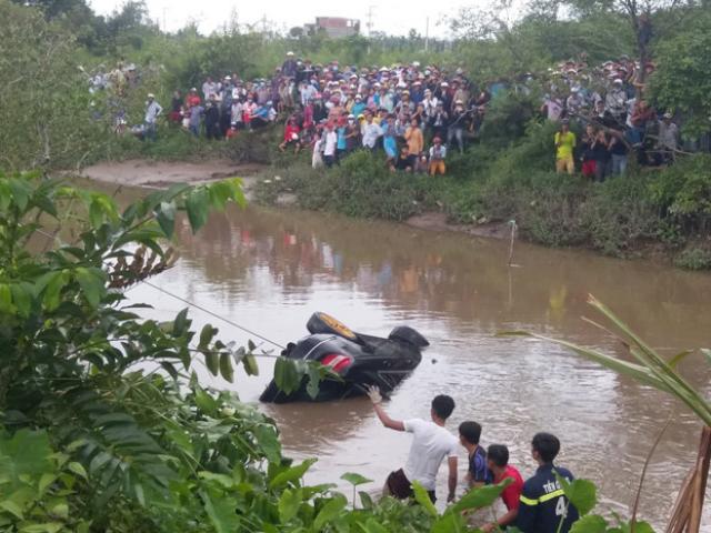 Tìm thấy 3 thi thể trong xe Mercedes lao xuống rạch