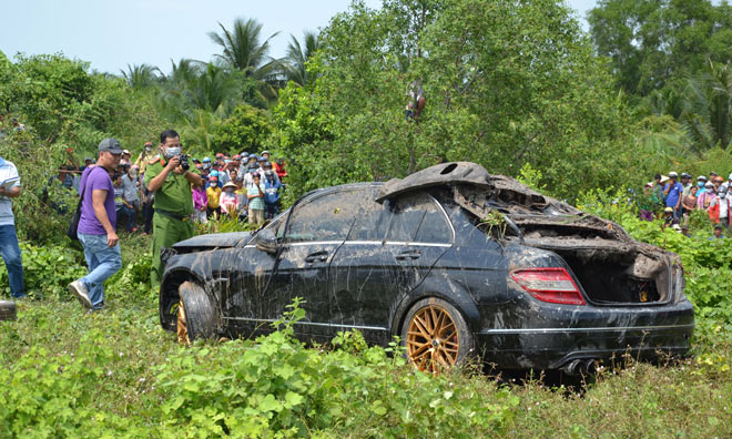 Chiếc xe Mercedes được trục vớt lên bờ trong tình trạng hư hỏng.