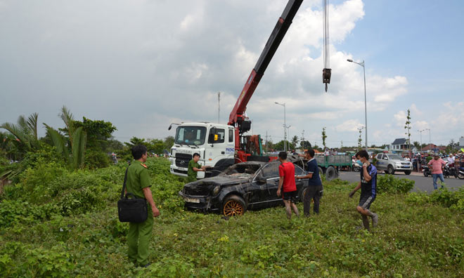 Thi thể các vẫn còn bên trong xe.