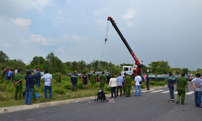 Đến 1h30 ngày 2/10, lực lượng chức năng đã trục vớt được xe Mercsdes lao xuống rạch và tìm thấy 3 thi thể bên trong xe.