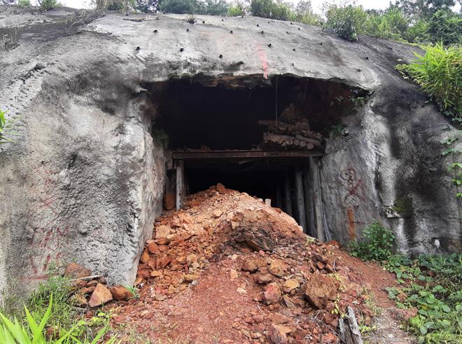 Bãi vàng Bồng Miêu đã đóng cửa nhiều năm, nhiều khu vực hầm lò ở bãi vàng này đã xuống cấp, sạt lở nhưng nhiều đối tượng vẫn bất chấp nguy hiểm mang vật dụng vào hầm lò như một “đại công trường” để khai thác vàng trái phép.