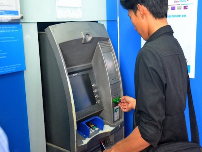 Bất ngờ giảm phí ATM, chuyển tiền nhanh - 1