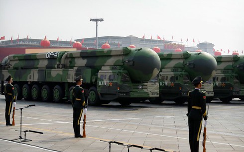 Tên lửa đạn đạo liên lục địa DF-41 của Trung Quốc tham gia lễ diễu binh trên Quảng trường Thiên An Môn ngày 1/10. (Ảnh: AP)