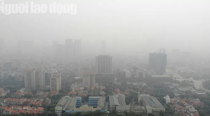 Hà Nội đang trải qua đợt ô nhiễm không khí kéo dài, kể từ ngày 13-9. Cảnh tượng Hà Nội mịt mù với lớp mù dày đặc được chụp từ trên cao vào buổi sáng