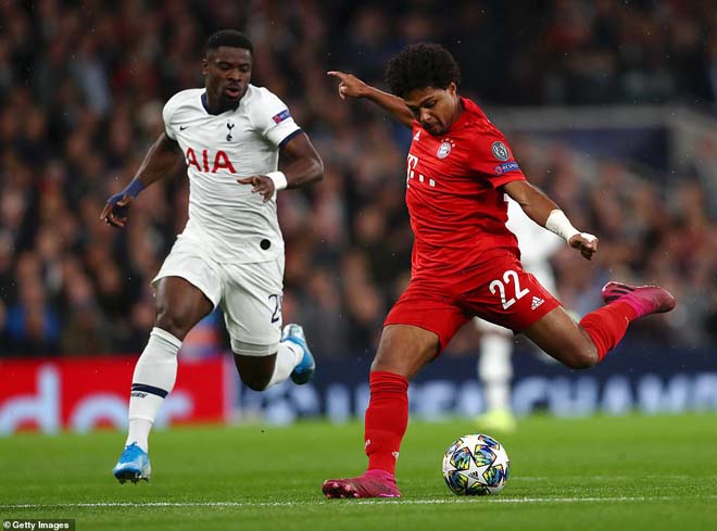 Gnabry (áo đỏ) có một cú poker vào lưới Tottenham