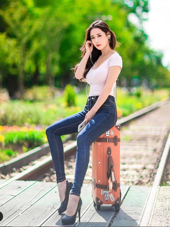 Cách thức phối jean của cô đơn giản: Thường là áo thun cùng jean skinny và đi giày gót cao.