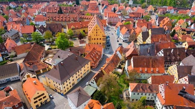 Nördlingen là một thị trấn cổ kính ở vùng Bavaria, Đức. Ở đây có nhà thờ, hàng trăm ngôi nhà với mái đỏ... nhưng điều đặc biệt là nhiều công trình đều được phủ hàng triệu viên kim cương nhỏ.