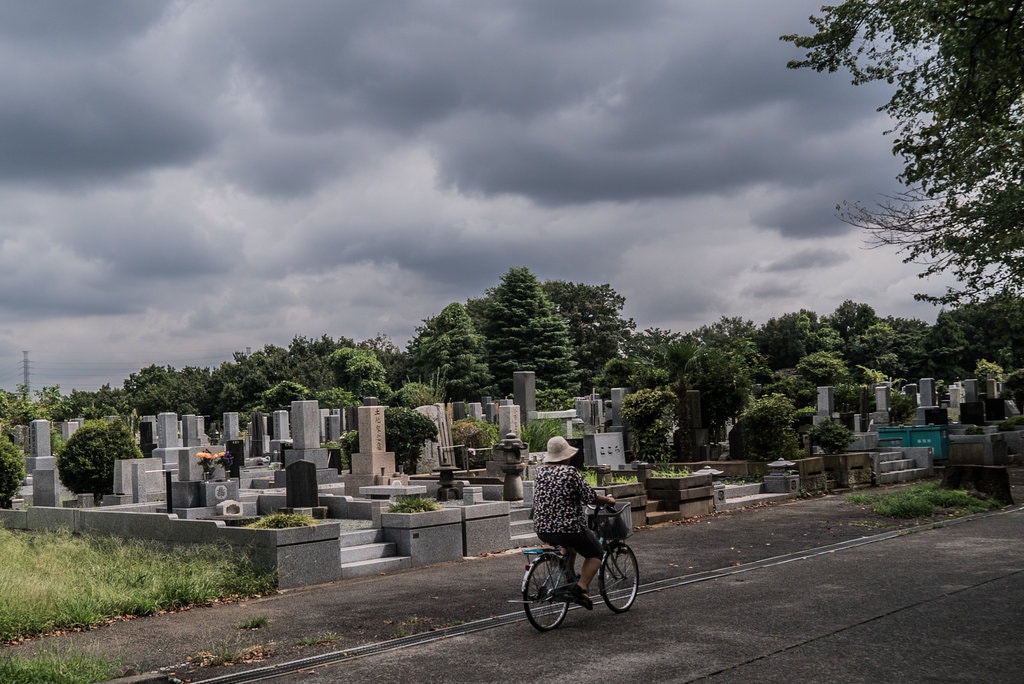 Một nghĩa trang bên ngoài Tokyo. Một số người Nhật đã gấp rút thực hiện các giao dịch mua mồ mả và bia mộ trước khi tăng thuế tiêu thụ. (Nguồn: NYTimes)