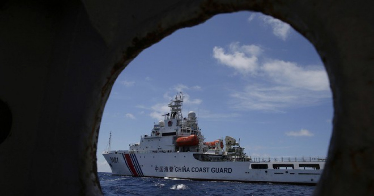 Tàu hải cảnh Trung Quốc ngăn tàu Philippines lại gần bãi Cỏ Mây hồi năm 2014. (Ảnh: AP)