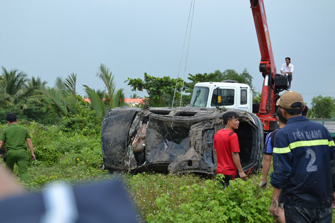 Khi được trục vớt lên bờ, chiếc ô tô bị biến dạng