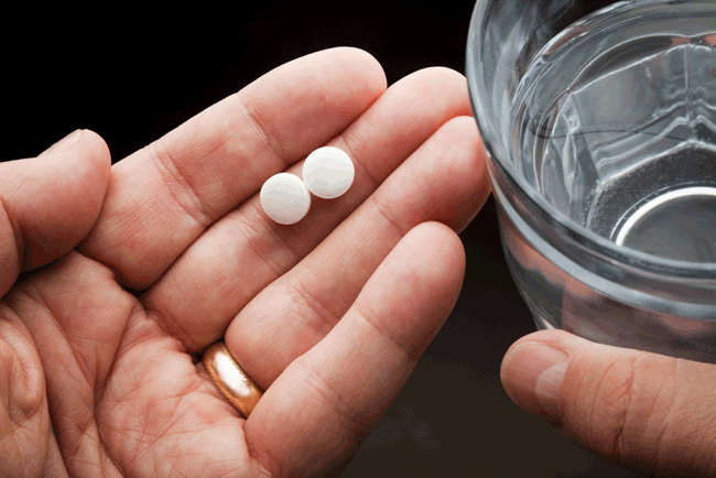 3. Cân nhắc dùng aspirin liều gấp đôi: Ngày càng có nhiều nghiên cứu chỉ ra rằng, aspirin có thể ngăn ngừa ung thư và làm chậm sự phát triển của tế bào ung thư. Một số bác sĩ khuyên rằng, những người có nguy cơ mắc ung thư trực tràng cao nên dùng 2 liều aspirin mỗi ngày. Những người có liên kết di truyền với ung thư trực tràng có nguy cơ phát triển nó gấp 10 lần. Bằng cách uống 2 viên aspirin liều thấp mỗi ngày, họ có thể giảm nguy cơ hơn 60%. Mặc dù liệu pháp này còn gây nhiều tranh cãi vì có nguy cơ gây loét dạ dày hoặc thiếu máu do chảy máu nhỏ mãn tính ở đường tiêu hóa. Nhưng trong một số trường hợp, các bác sĩ tin rằng rủi ro là điều đáng để đánh đổi. Vì vậy, nếu gia đình bạn có tiền sử mắc ung thư trực tràng, hãy đề cập với bác sĩ để nhận được tư vấn chính xác nhất.
