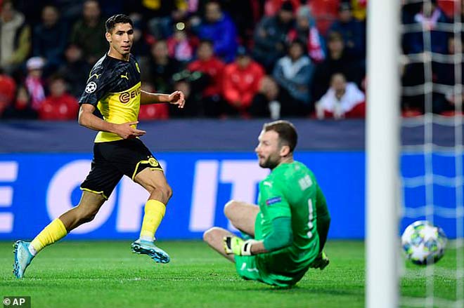 Hakimi - cầu thủ khoác áo Dortmund theo dạng cho mượn từ Real Madrid, cũng rực rỡ lập cú đúp giúp đội bóng của anh thắng Slavia 2-0