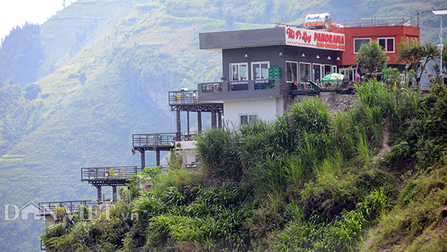 Nhà nghỉ, nhà hàng Panorama sừng sững một khối bê tông lớn giữa đỉnh đèo Mã Pí&nbsp;Lèng. Ảnh: Nguyễn Quý.