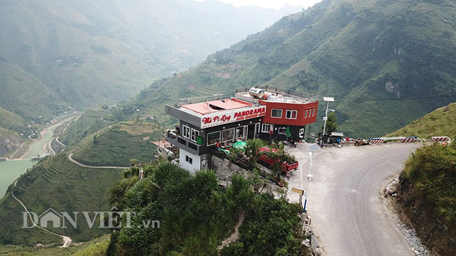 Nhà nghỉ, nhà hàng Panorama sừng sững một khối bê tông án ngữ đỉnh đèo Mã Pí Lèng. Ảnh: Nguyễn Quý.