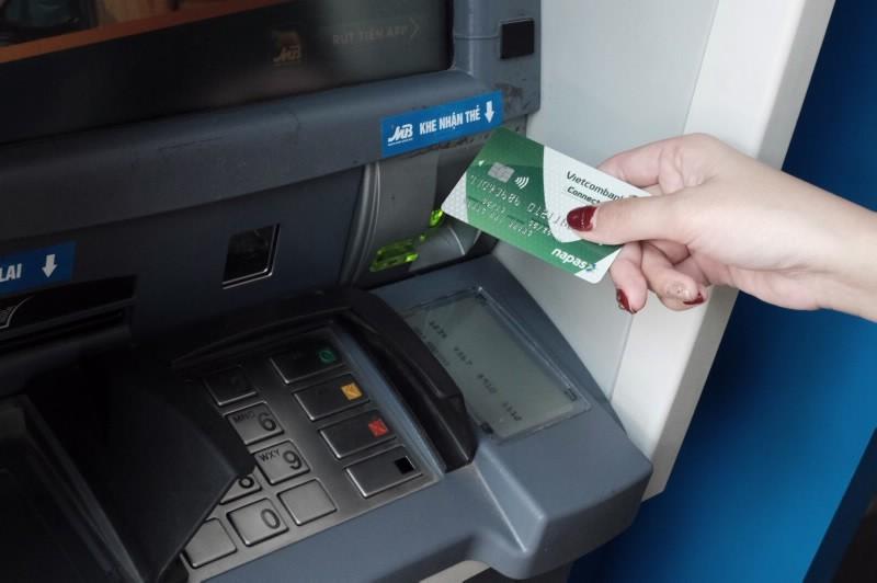 Chủ thẻ ATM mỗi tháng &#34;ting ting&#34; 1 lần nhận lương, tỷ lần trừ phí - 1