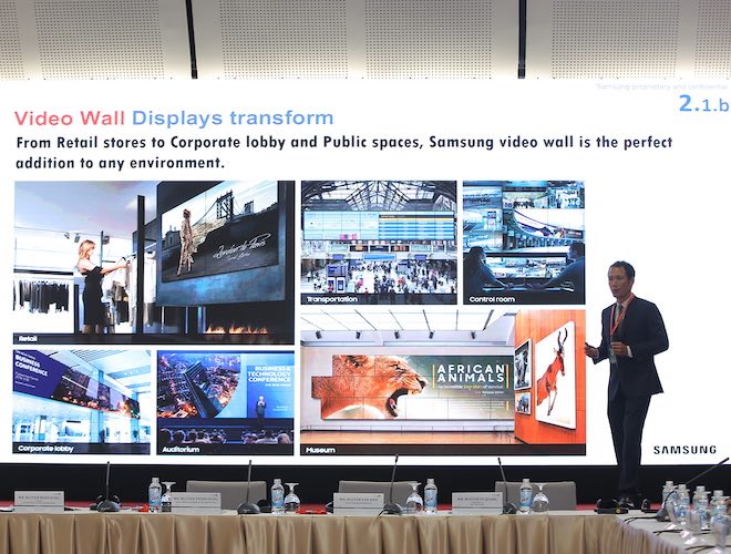 Đại diện Samsung đang giới thiệu các giải pháp công nghệ cho kỷ nguyên 4.0.