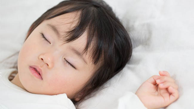 6 lầm tưởng và sự thật về giấc ngủ của trẻ cha mẹ không biết - 1