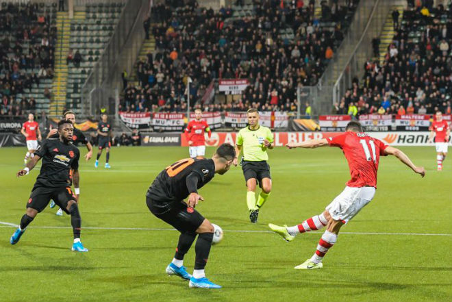 MU để đối thủ "dưới cơ" AZ Alkmaar chơi lấn lướt và chỉ có được kết quả hòa 0-0 ở Hà Lan
