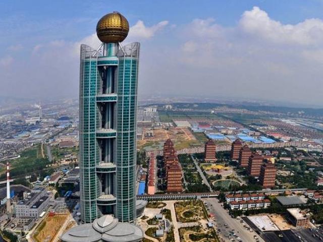 Làng xây khách sạn 74 tầng sang chảnh nổi nhất vùng, ai đi qua cũng ngước nhìn