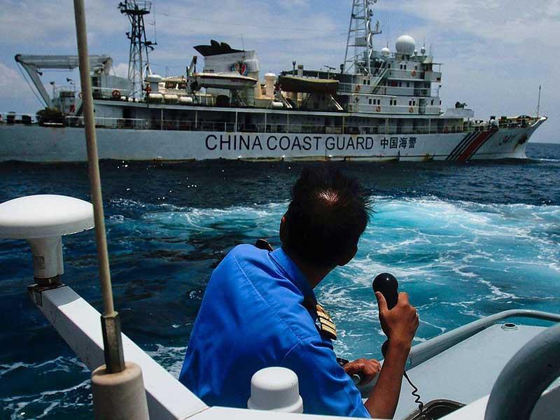 Tàu Trung Quốc thường tiến hành hù dọa để làm các nước lo sợ và tự từ bỏ biển Đông. Ảnh: GETTY