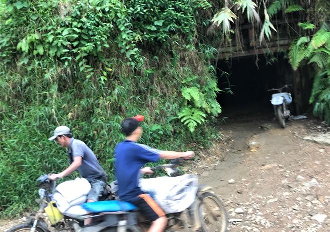 Các đối tượng dùng xe máy “hết đát” ra vào hầm lò để chở đá quặng.