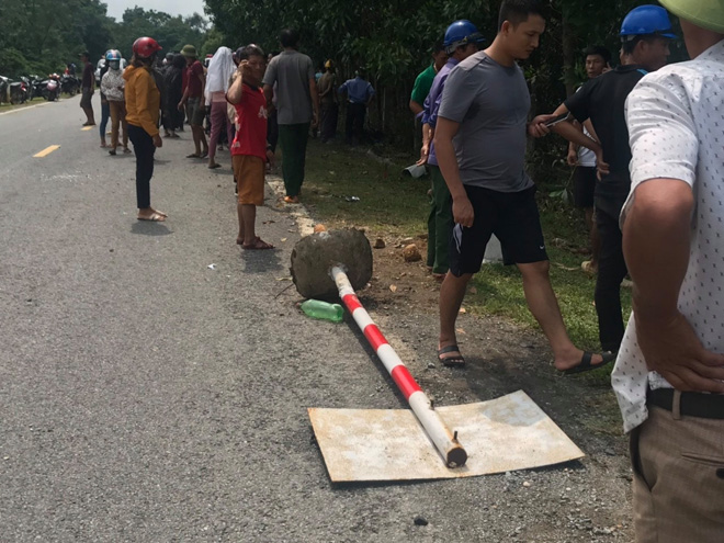 &nbsp;Ô tô bán tải lao sang bên lề sau vụ tai nạn