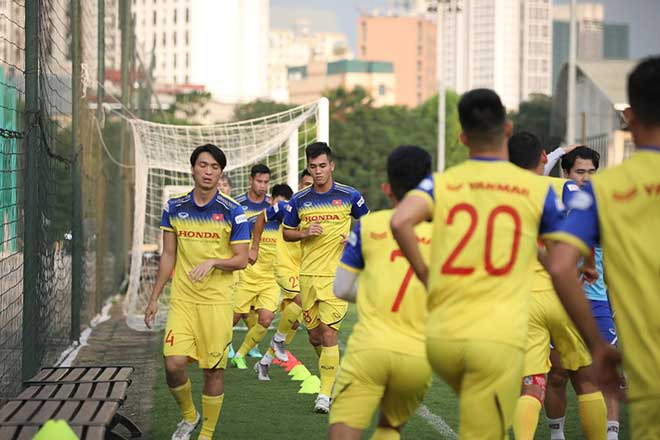 Văn Lâm hội quân ĐT Việt Nam: Tự tin ở khả năng bắt bóng, “cay” trọng tài Thái Lan - 7