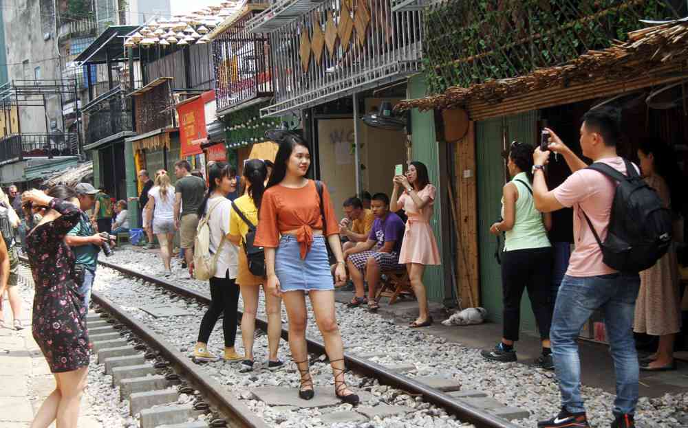 Sáng và trưa ngày 5/10 hàng trăm du khách, đặc biệt nhiều khách ngoại quốc có mặt khu vực đường tàu cắt ngang đường Trần Phú để chụp ảnh, dạo chơi, uống cà phê.