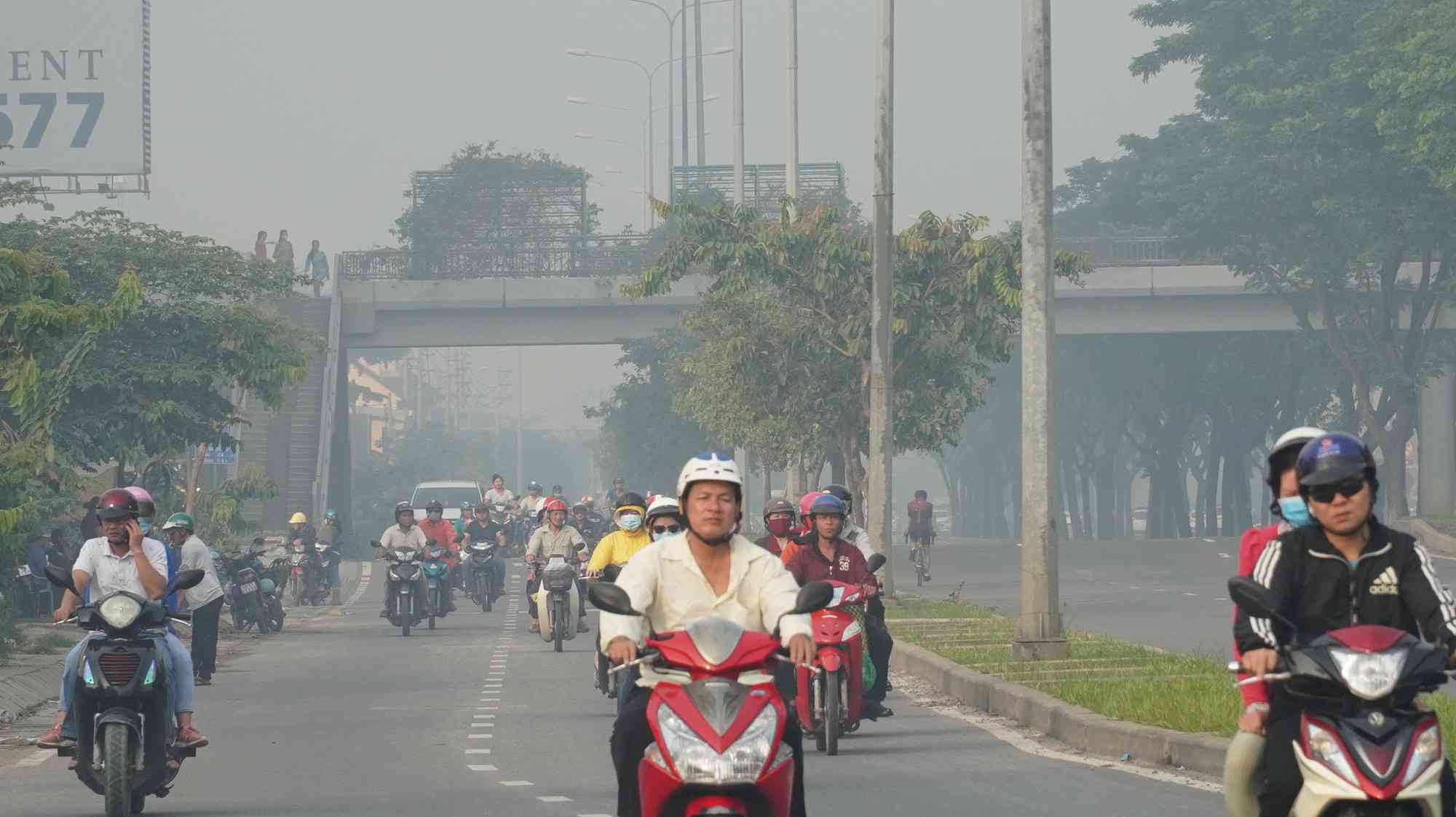 Ghi nhận cho thấy sáng nay khi di chuyển nhiều người phải dụi mắt liên tục khi có cảm giác khó chịu.