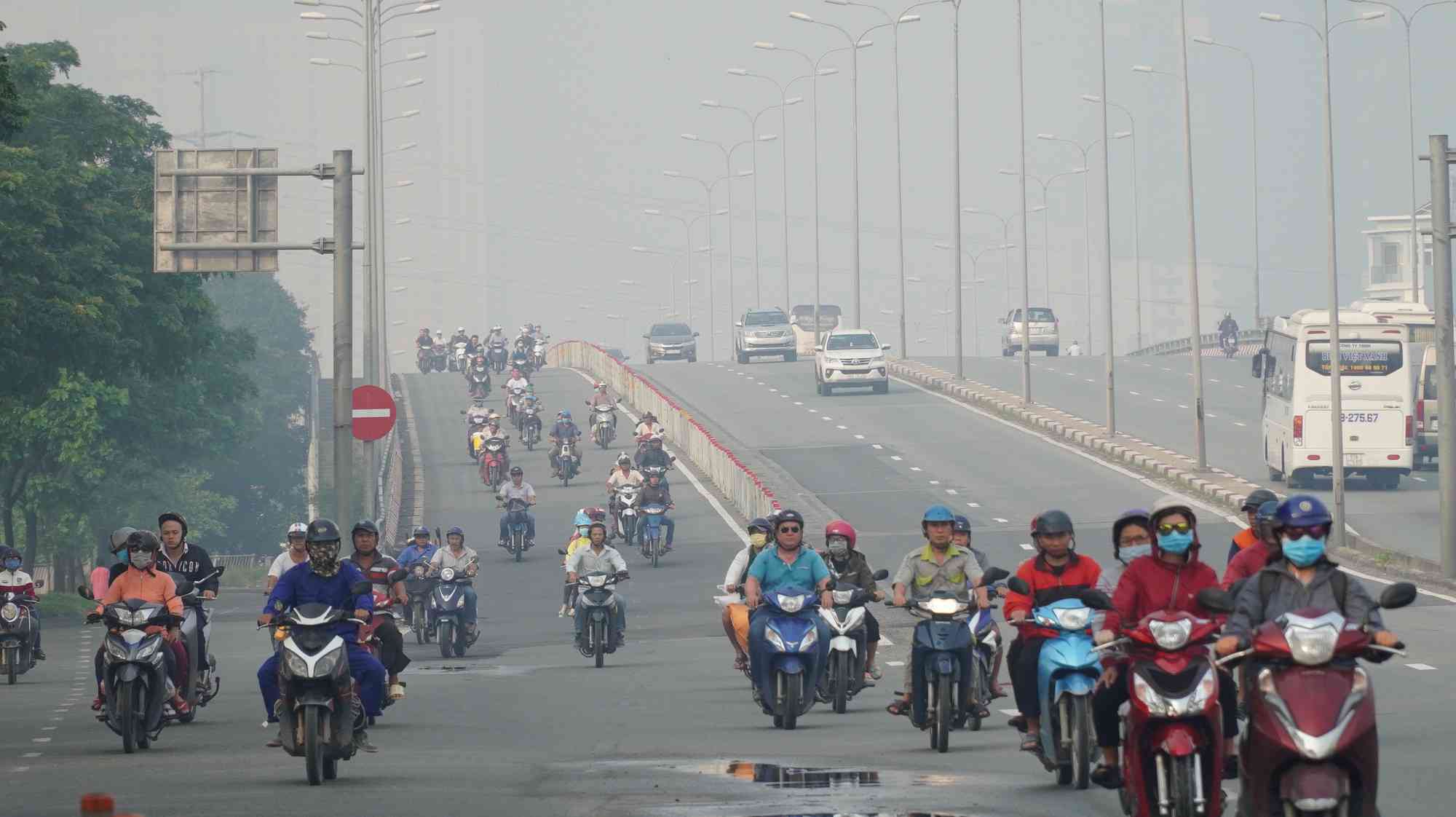 Thời tiết khá nắng nóng nhưng bầu trời lại là những lớp bụi mờ màu trắng đục.