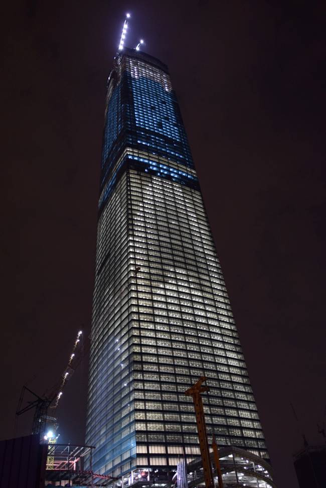 Tòa nhà này có độ cao là 492m nằm ở Kuala Lumpur, Malaysia.