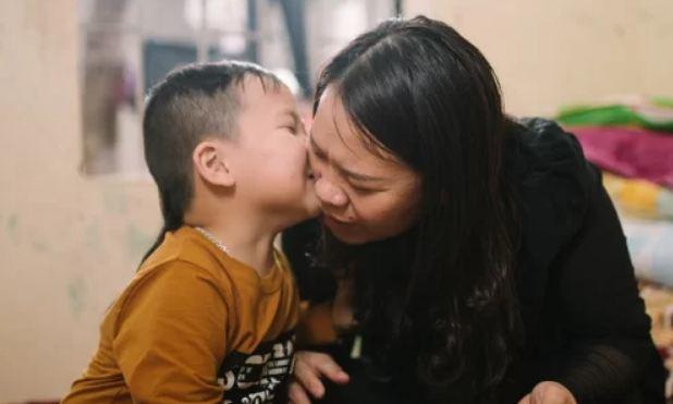Bé Nguyễn Lê Bảo Chung biết nói và đọc chữ tiếng Anh từ 18 tháng tuổi. Ảnh: Vnexpress.&nbsp;