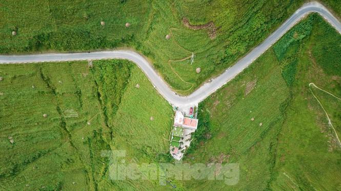 Nhìn từ trên cao, Panorama - Mã Pì Lèng như một mũi tên đang ngắm thẳng vào cung đường hạnh phúc.