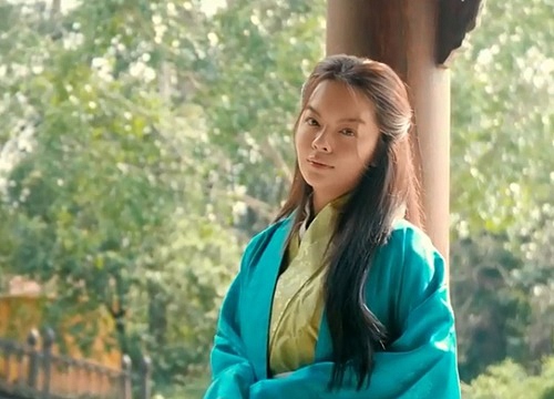 Phạm Quỳnh Anh diện trang phục cổ trang trong MV Nhân Duyên
