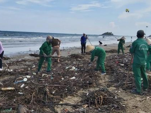 Cận cảnh bãi biển Vũng Tàu bị rác vây kín!