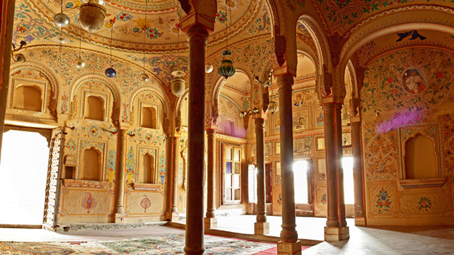 Shekhawati, Rajasthan: Một lâu đài được trang trí rất xa hoa ở vùng Shekhawati. Lâu đài này thể hiện sự giàu có với những bức tranh tường tinh xảo và đầy màu sắc lộng lẫy.

