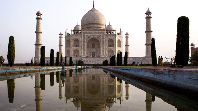 Taj Mahal, Agra, Uttar Pradesh: Lăng mộ bằng đá cẩm thạch ngà được xây dựng vào những năm 1600 bởi hoàng đế Mughal Shah Jahan để tưởng nhớ người vợ thứ 3 của ông, Mumtaz Mahal.
