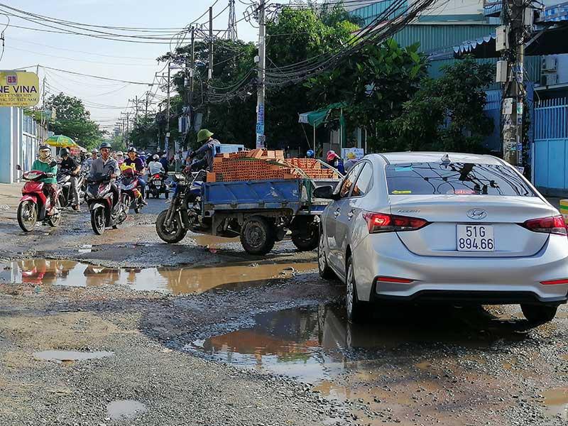 Toàn cảnh đường Tân Thới Nhất 8 xuống cấp trầm trọng. Ảnh: THU TRINH