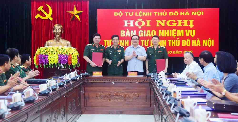 Bí thư Thành ủy Hà Nội Hoàng Trung Hải và Thượng tướng Phan Văn Giang chúc mừng Thiếu tướng Nguyễn Hồng Thái và Thiếu tướng Nguyễn Quốc Duyệt