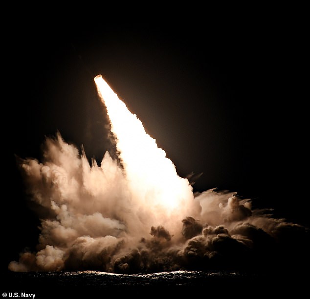 Tàu ngầm Mỹ phóng tên lửa Trident D5 không mang đầu đạn hạt nhân.