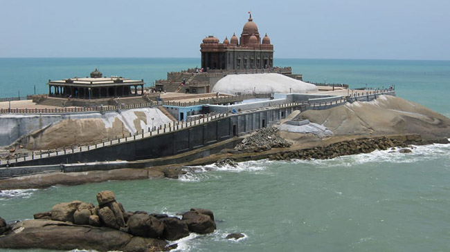 Kanyakumari, Tamil Nadu: Picturesque Kanyakumari - Đây là Đài tưởng niệm đá Vivekananda, nằm ngoài khơi trên một hòn đảo nhỏ để tưởng nhớ thánh Swami Vivekananda.
