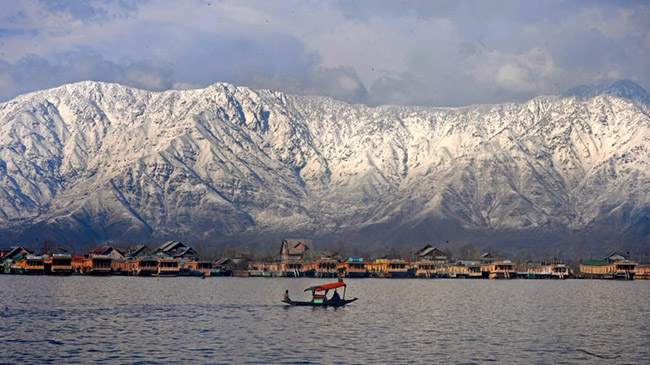 Hồ Dal, Srinagar: Được biết đến như là "viên ngọc quý trên vương miện" của Kashmir, Hồ Dal được bao quanh bởi những khu vườn xinh đẹp và những ngọn núi phủ đầy tuyết.
